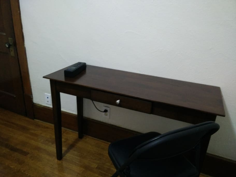 A 32" flat screen has been added to this room since this photo was taken!