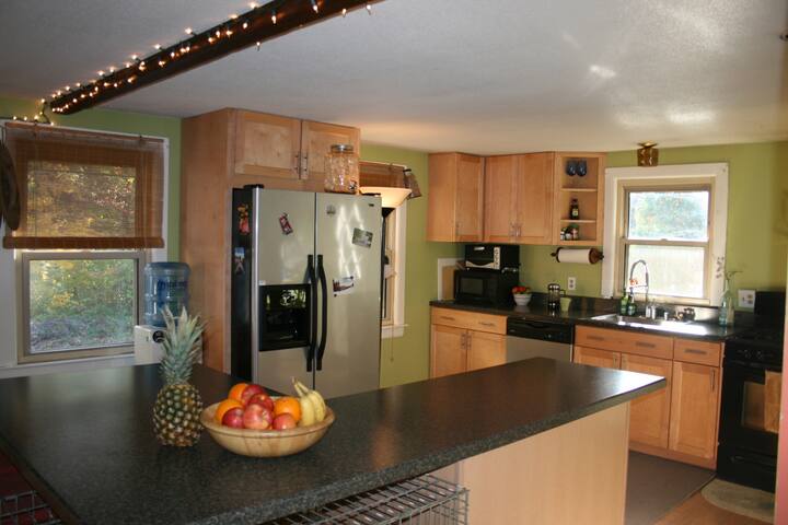 Private Room, Charming home near Mohegan & Mystic!