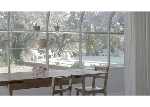 Top performing Airbnb: Tranquil poolside guesthouse on the river in Lowry Park Central