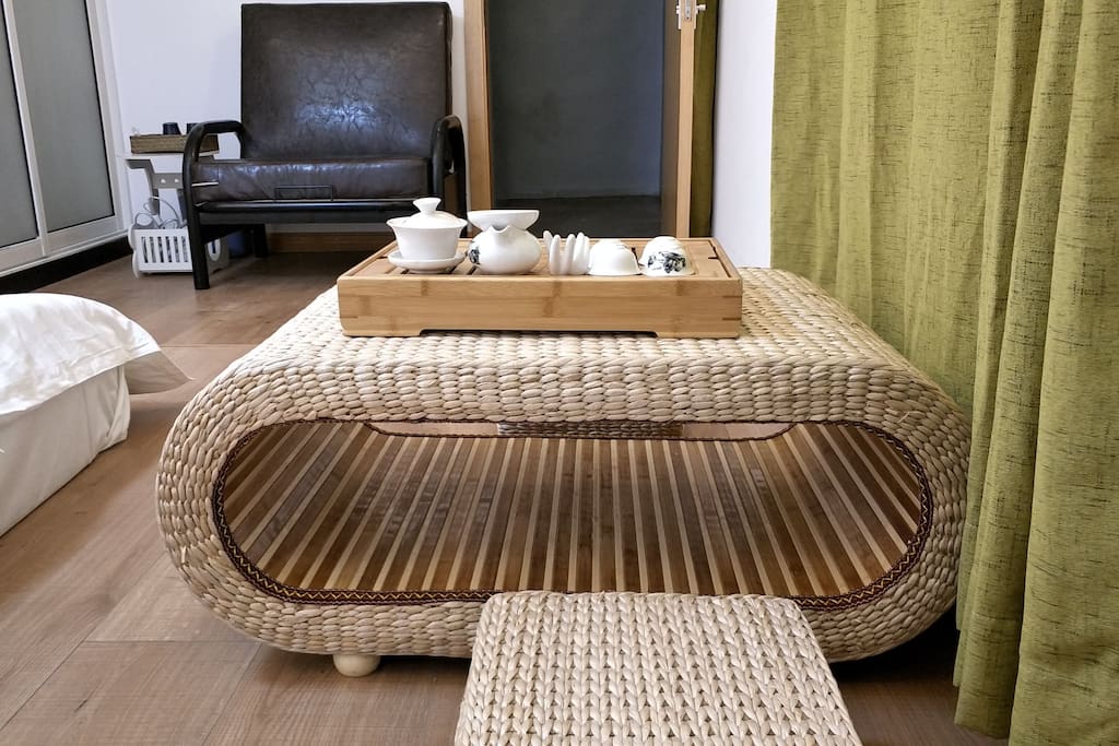日式榻榻米藤编小茶桌大床房