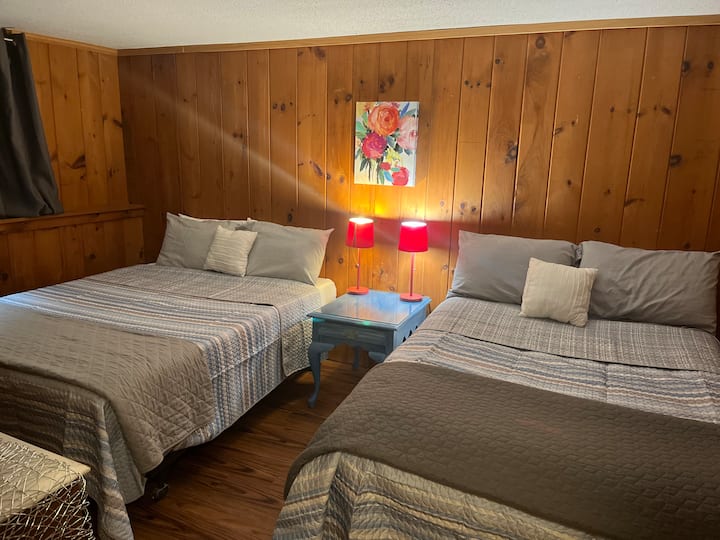 Ქვედა დონის საძინებელი 4
2 ორადგილიანი საწოლი 32-დუიმიანი ტელევიზორით