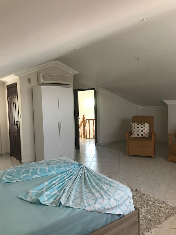 Chumba kikuu cha kulala cha ghorofa 