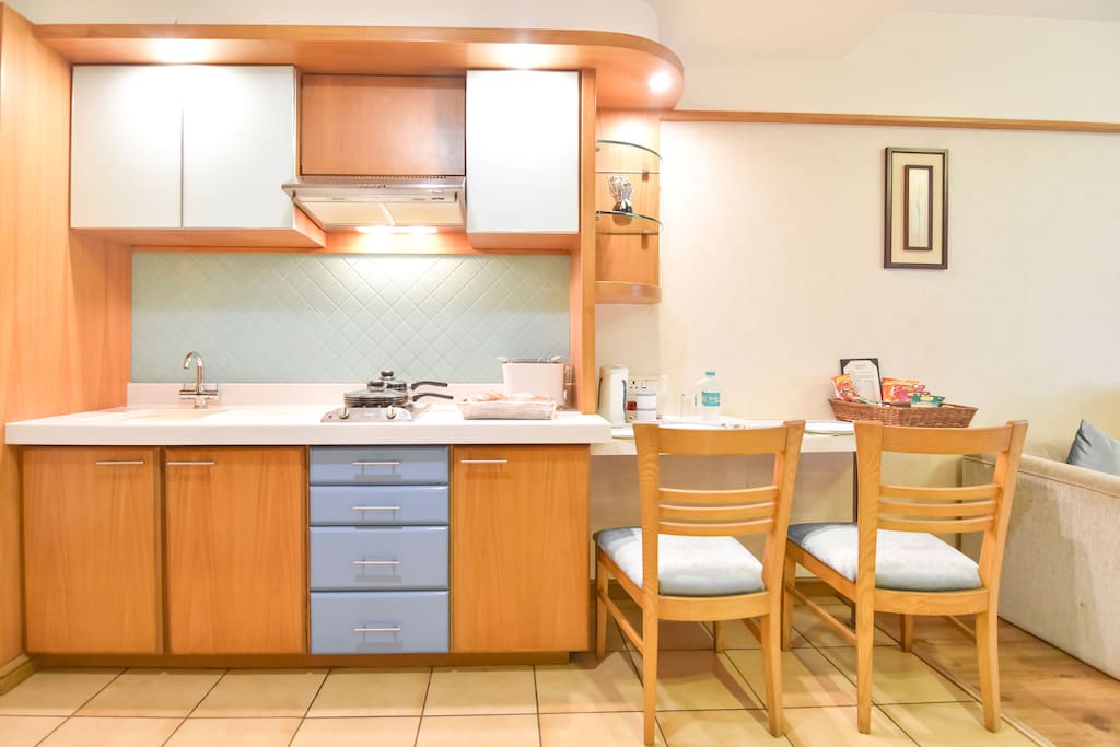 Well equipped kitchen with dining area