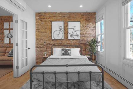 Designer 1BR with exposed brick, 30 mins to NYC
