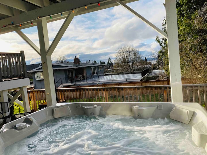 2 Bedroom Apt W/ Hot Tub Walkable To Edmonds - Lynnwood, WA