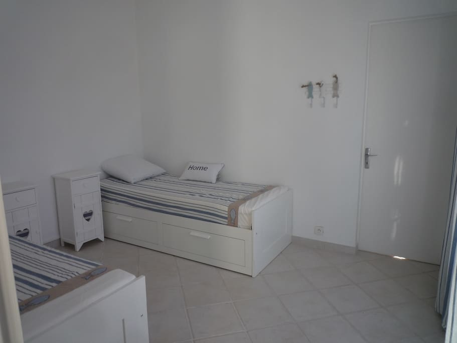 chambre équipée de deux lits de 80x200 pouvant se transformer chacun en deux lits de 160x200