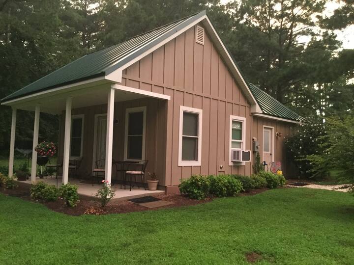 Waterfront Cottage "Far from the Madding Crowd" Guesthouses for Rent