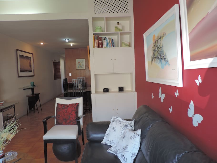 Sala em dois ambientes com sofá de couro