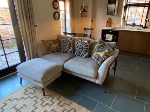 Top Airbnb: Small renovated Coach House with outdoor space. in Warwick