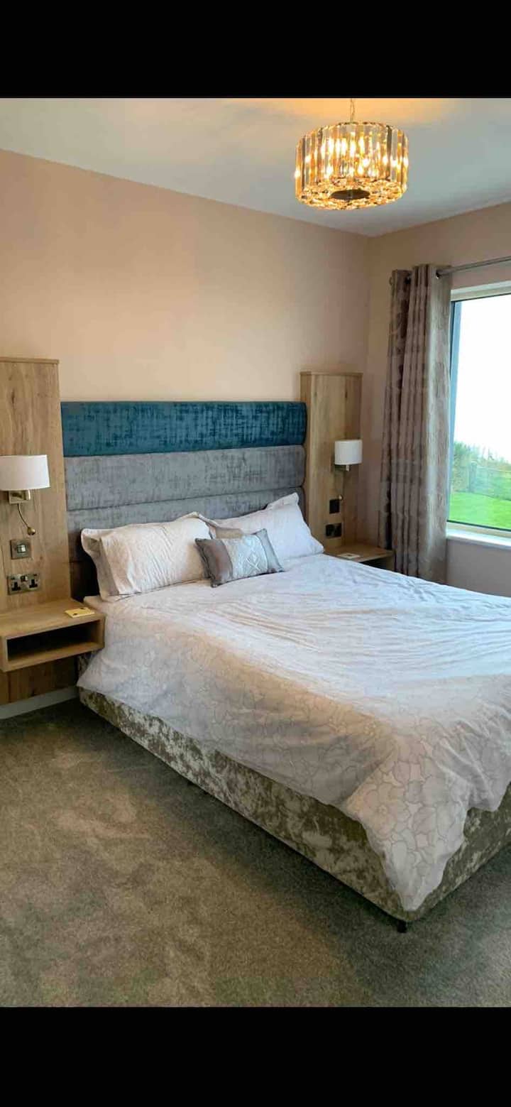 Chambre principale avec salle de bains privative en bas 