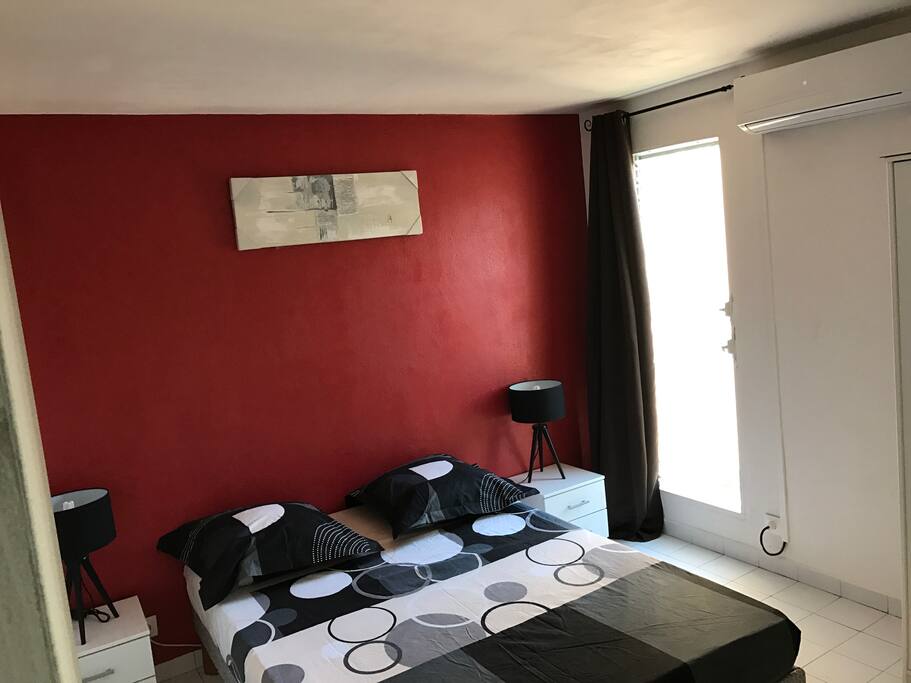Chambre 2 composé d'un lit deux places et d'une armoire.