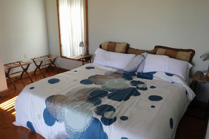 超级舒适的主卧室特大号Casper床……