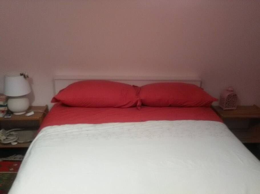 stanza con letto matrimoniale
per ospite