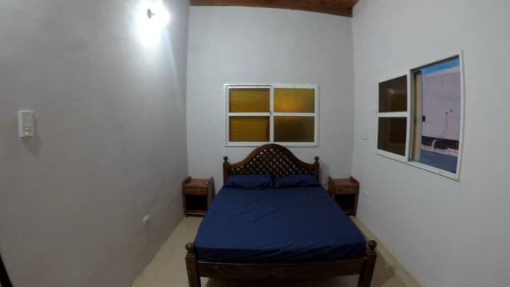 Dormitorio 1, cama matrimonial, aire acondicionado, ventilador y tv smart 43 pulgadas 