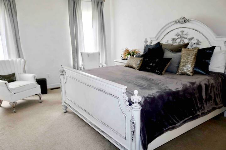 Gorgeous selfie space. Close to everything. gallery image 5