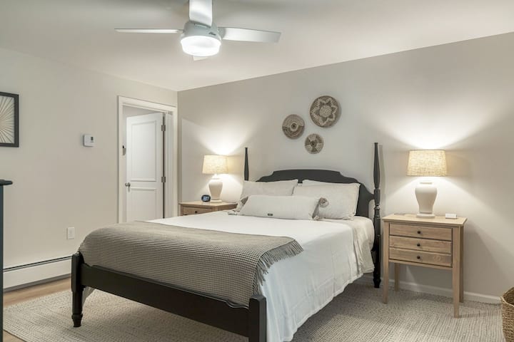 Спалня със средно/твърдо двойно легло (мемори пяна).  