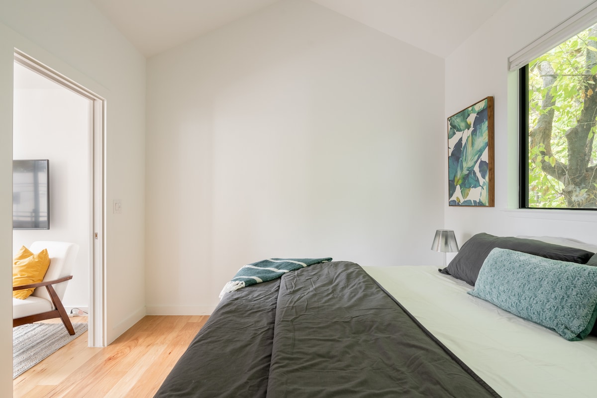 Modern East ATX Gem | Workspace + Walk everywhere