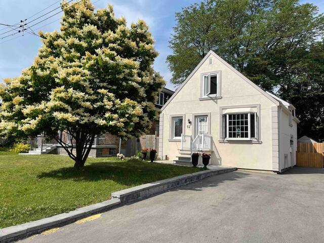 Cozy Home + Large backyard, 20mins from DT!