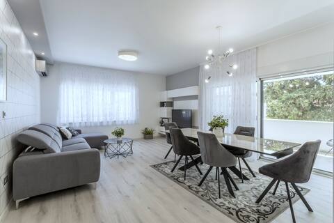 Popular Airbnb listing: VILLA EMA KASTELA with private heated pool in Kaštel Lukšić