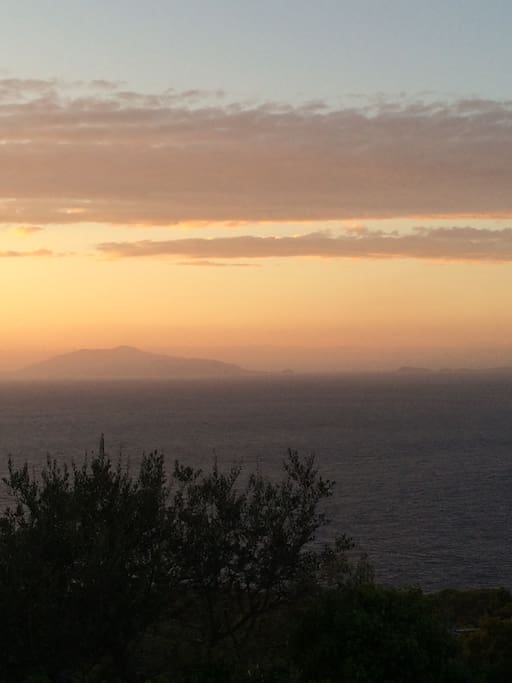 ed il fantastico tramonto che si gode dal terrazzo di casa
