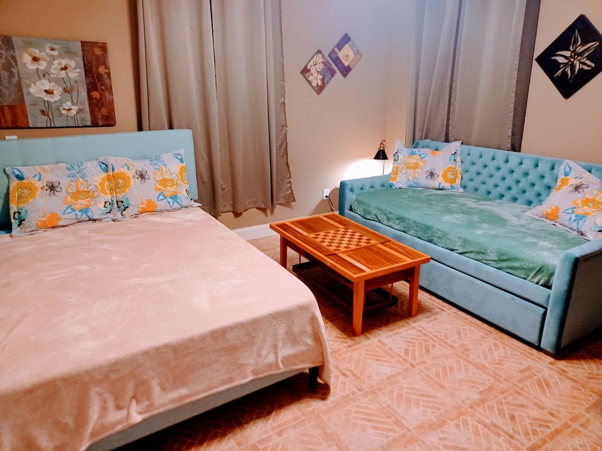 Მისაღები ოთახი Slash დამატებითი საძილე პირობები.
Საწოლი 152 × 203 სმ.  
Daybed/Couch აქვს 2 ტყუპი საწოლი. 
Ტელევიზორი Wi-Fi ქსელით. Ყველა მისაღებ ოთახში.