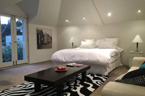 Popular Airbnb listing: Golf Course Views! in North Adelaide