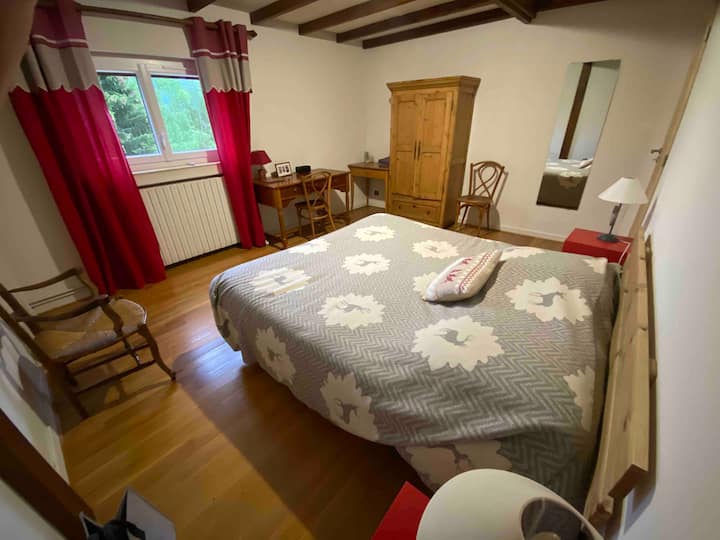 Kulungu chumba inakabiliwa kusini (mtazamo mzuri zaidi wa ghorofa) na kitanda 2 mara 80 na 200 na chemchemi sanduku liftable, dawati ndogo, ukuta chumbani WARDROBE na baraza la mawaziri lingerie.