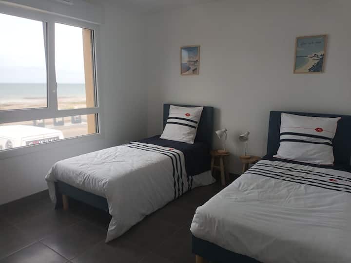 חדר שינה 2 מיטות יחיד (90/200 ס"מ) עם נוף לים 