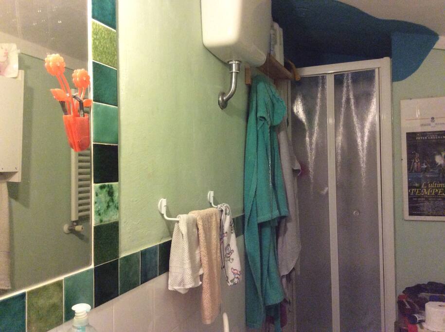 un piccolo angolo di relax nel bagno verde