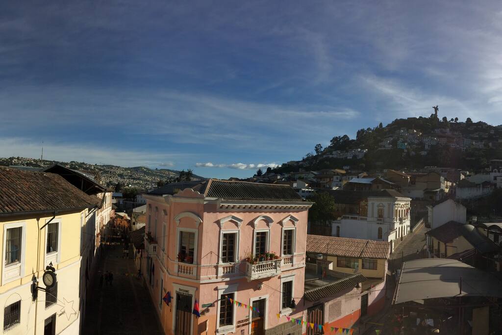 Vista del Panecillo con Quito a sus pies.