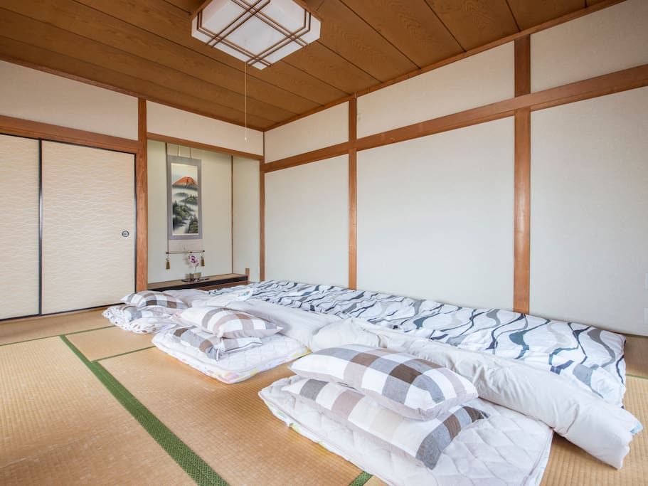 10畳の部屋で広々と、お休みになれます。