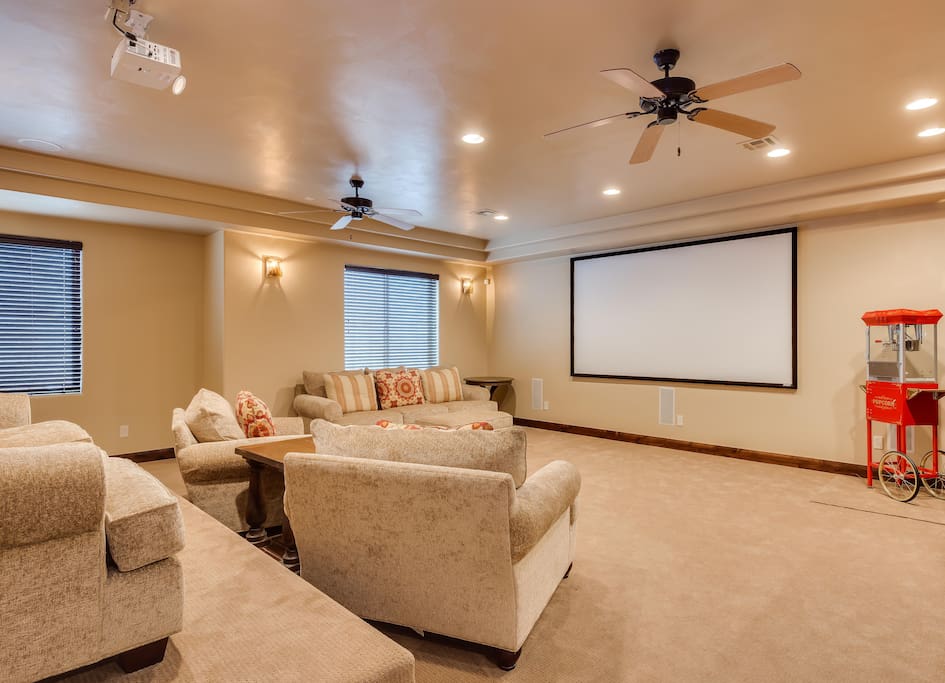 Theater Room w/ popcorn machine...watch movies or DishNetwork TV