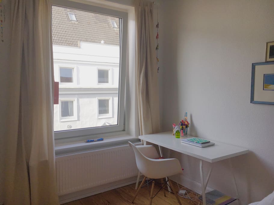 Schreibtischecke im Zimmer