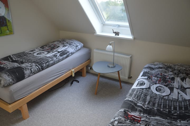 Собата е свртена кон југозапад.