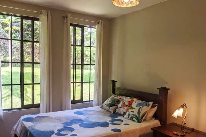 1e slaapkamer op de benedenverdieping met een tweepersoonsbed.