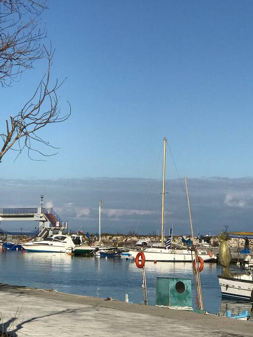 the harbor is 5 min walking distance