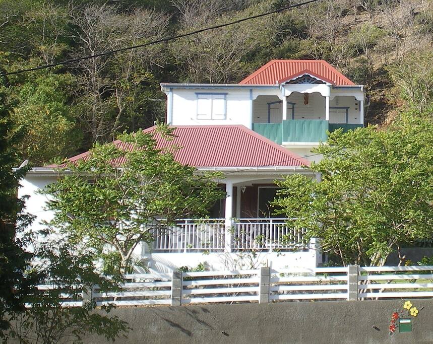 La villa vue de face (en bas à gauche)