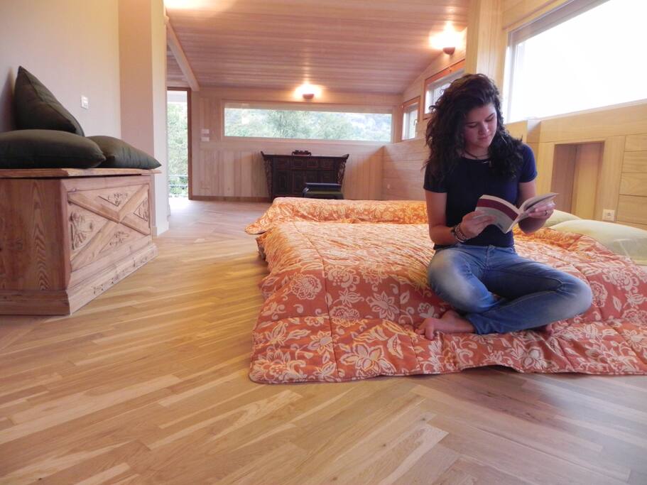 Tatami in paglia di riso e futon per un contatto naturale.