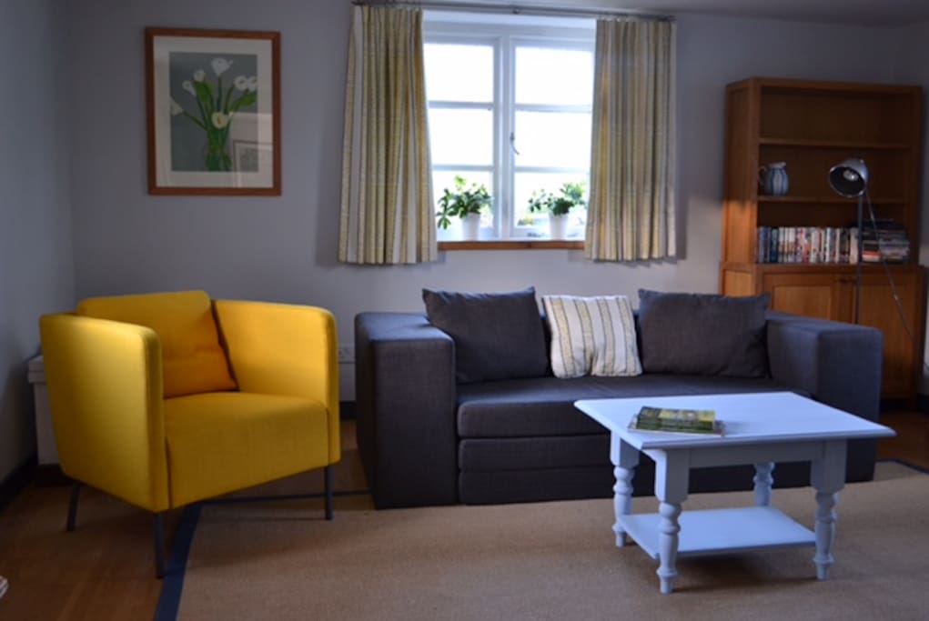 Light and spacious living room with windows on 3 sides