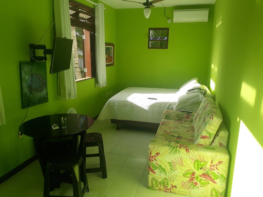 Quarto amplo e aconchegante.