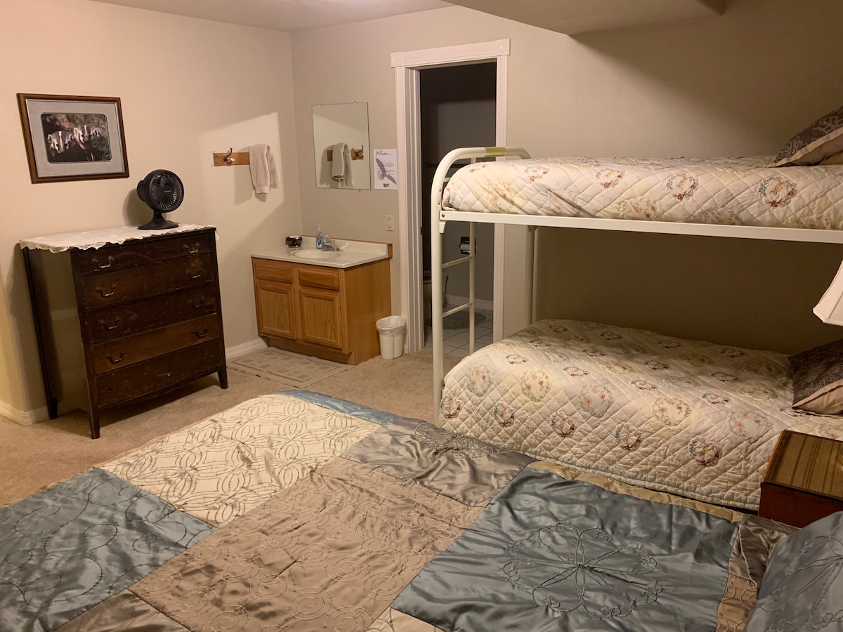 Двойно легло и две единични двуетажни легла 