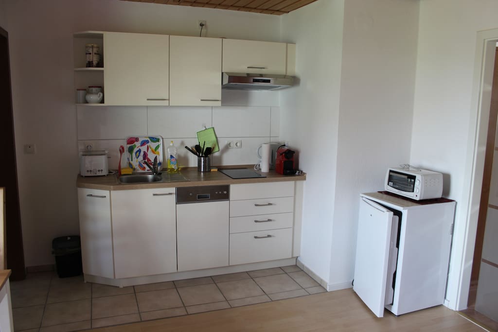 Küchenzeile mit 2 Plattenherd Kühlschrank, Geschirrspülmaschine Nespresso Kaffeemaschine Wasserkocher, kl. Backofen,Toaster