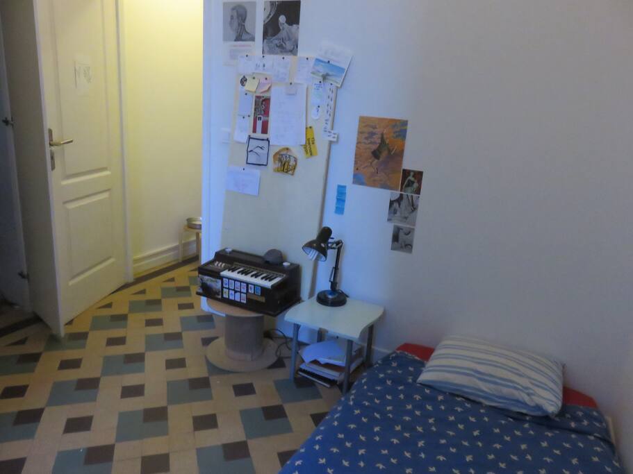 vue de l'ensemble de la chambre, couloir que dirige vers salle de bain privée