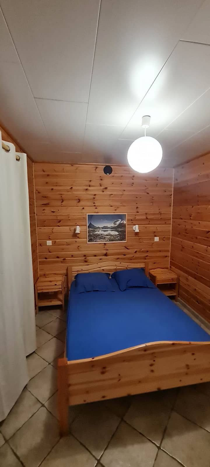 Una habitación con 1 cama de 140 cm 