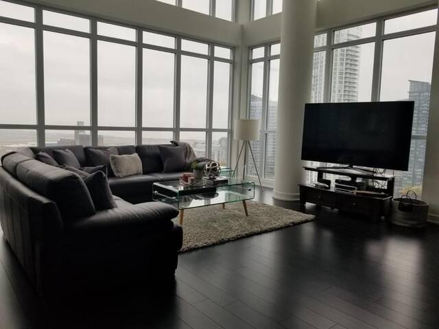 Stunning Two Storey Penthouse in Downtown gallery image 2