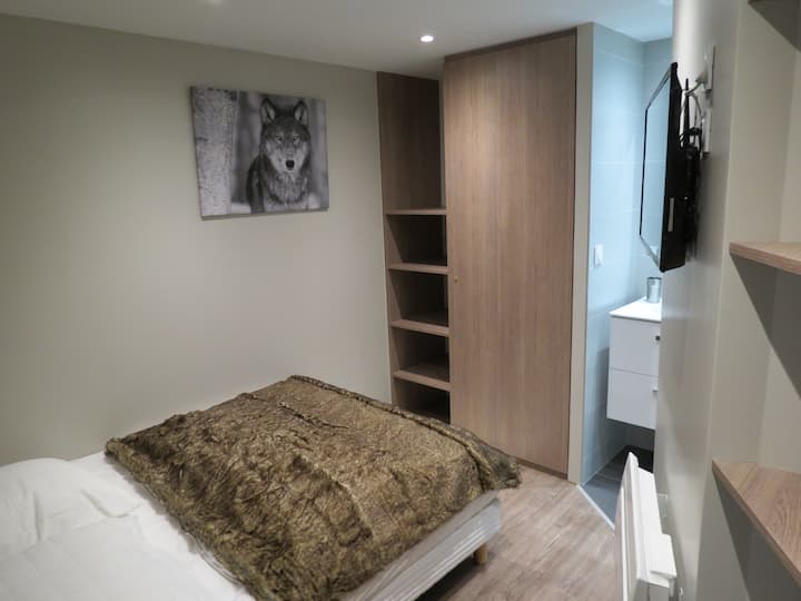 Основен апартамент в спалня 3 с легло 140 х 190 и душ кабина +тоалетна