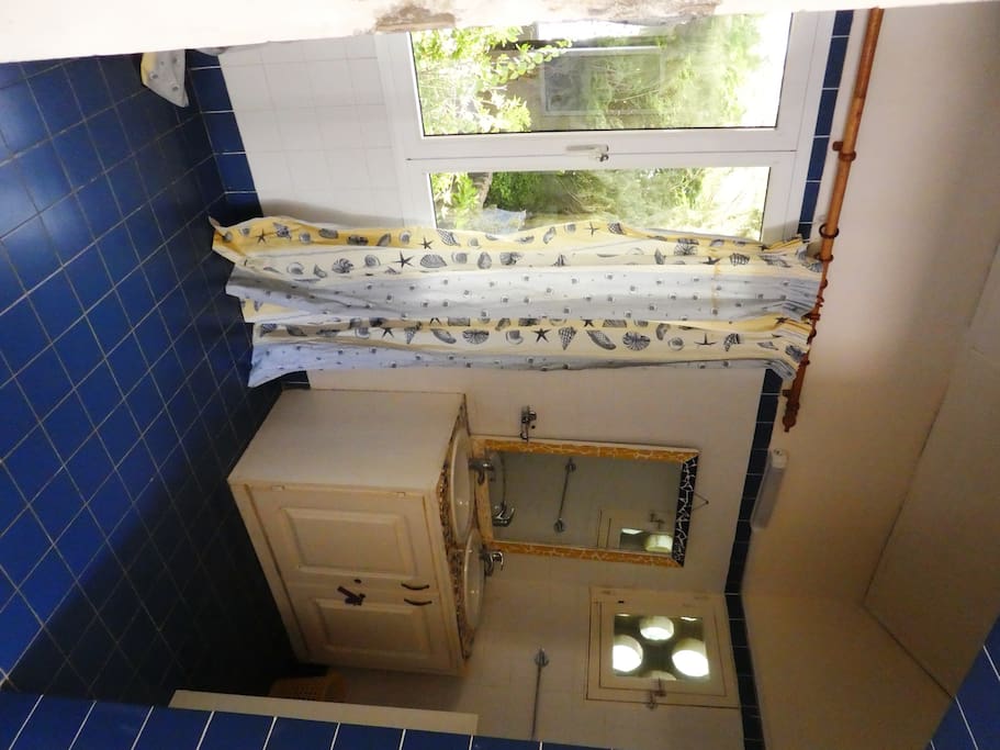 salle de bain de la grande chambre avec WC et douche