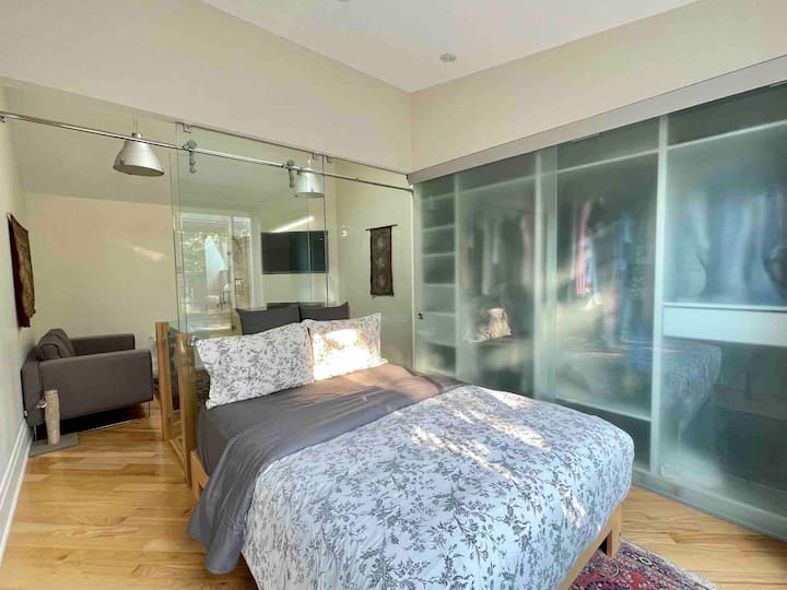 Suite principal del tercer piso. Tiene baño completo adjunto y estudio con televisión y chimenea y salida a una gran terraza en la azotea. 