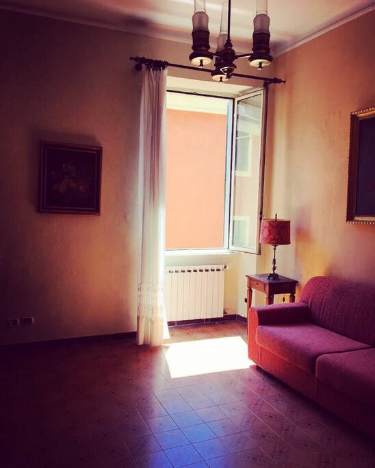 Soggiorno con divano letto / Living room with sofa bed