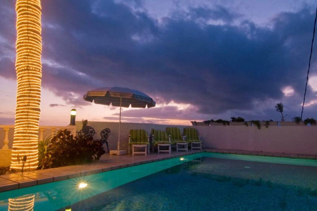 Pool mit Aussenbeleuchtung bei Nacht